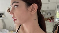 Joana memang menyukai seni tato dan sempat merajah bagian lehernya itu. Dok. Instagram/dj.joana