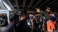 Dalam seharinya petugas Satpol PP menemukan ratusan pelanggar di Kawasan Tanah Abang.