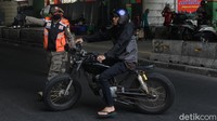 Sedangkan untuk sepeda motor yang melanggar ketentuan membawa penumpang dan/atau tidak menggunakan masker, dikenakan sanksi denda administratif paling sedikit Rp 100.000 dan paling banyak Rp 250.000. Rifkianto Nugroho/detikcom  