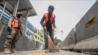 Petugas yang menemukan pelanggaran tersebut lantas mendatanya dan memberi sanksi berupa denda atau sanksi sosial.