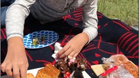  Piknik bareng sang ibu di New Zealand, Eddy terlihat sibuk memilih cheese platter yang disiapkan Maudy. Mulai dari keju, biskuit, kue cokelat hingga strawberry yang masih segar.  Foto: Instagram @eddy_mm