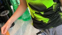 Cukup serius dalam menjalani hobi masaknya, Eddy coba membuat bubble tea sendiri di rumah. Ia juga merebus bobanya sendiri. Foto: Instagram @eddy_mm