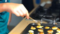 Kalau yang satu ini pose Eddy saat tengah sibuk membuat poffertjes, hidangan pancake khas Belanda yang sangat disukainya. Foto: Instagram @eddy_mm