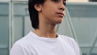 Eddy Meijer merupakan putra dari pasangan Maudy Koesnaedy dan Erik Meijer. Meski baru berusia 13 tahun tapi Eddy sudah menarik perhatian dengan penampilannya yang mempesona. Foto: Instagram @eddy_mm