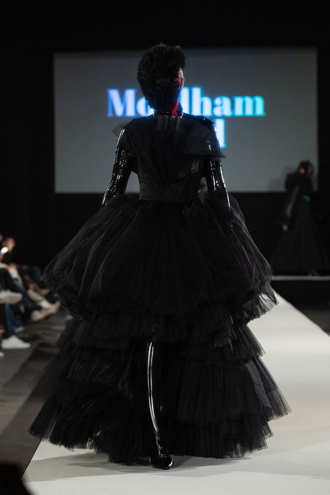 Desainer Moulham Obid menampilkan koleksi bertema polusi di Vienna Fashion Week 2020, 8 September 2020. Para model pun tampil dengan wajah, termasuk matanya tertutup masker. [Foto: Thomas Kronsteiner/Getty Images].
