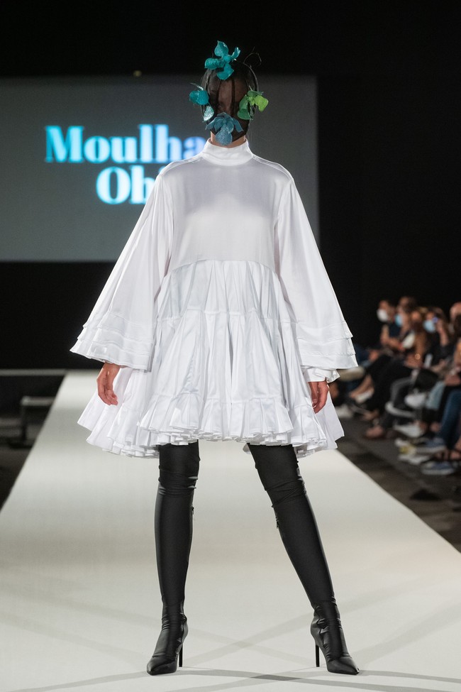 Desainer Moulham Obid menampilkan koleksi bertema polusi di Vienna Fashion Week 2020, 8 September 2020. Para model pun tampil dengan wajah, termasuk matanya tertutup masker. [Foto: Thomas Kronsteiner/Getty Images].