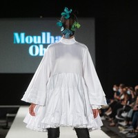 Desainer Moulham Obid menampilkan koleksi bertema polusi di Vienna Fashion Week 2020, 8 September 2020. Para model pun tampil dengan wajah, termasuk matanya tertutup masker. [Foto: Thomas Kronsteiner/Getty Images].