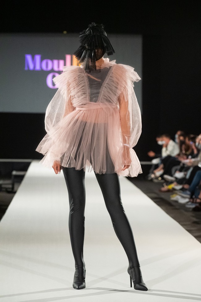 Desainer Moulham Obid menampilkan koleksi bertema polusi di Vienna Fashion Week 2020, 8 September 2020. Para model pun tampil dengan wajah, termasuk matanya tertutup masker. [Foto: Thomas Kronsteiner/Getty Images].