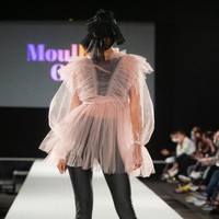Desainer Moulham Obid menampilkan koleksi bertema polusi di Vienna Fashion Week 2020, 8 September 2020. Para model pun tampil dengan wajah, termasuk matanya tertutup masker. [Foto: Thomas Kronsteiner/Getty Images].