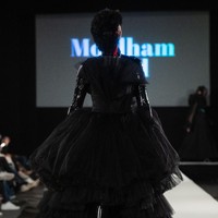 Desainer Moulham Obid menampilkan koleksi bertema polusi di Vienna Fashion Week 2020, 8 September 2020. Para model pun tampil dengan wajah, termasuk matanya tertutup masker. [Foto: Thomas Kronsteiner/Getty Images].