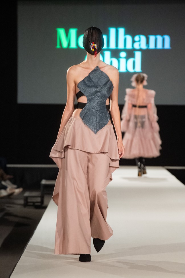 Desainer Moulham Obid menampilkan koleksi bertema polusi di Vienna Fashion Week 2020, 8 September 2020. Para model pun tampil dengan wajah, termasuk matanya tertutup masker. [Foto: Thomas Kronsteiner/Getty Images].