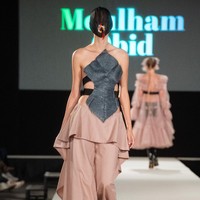 Desainer Moulham Obid menampilkan koleksi bertema polusi di Vienna Fashion Week 2020, 8 September 2020. Para model pun tampil dengan wajah, termasuk matanya tertutup masker. [Foto: Thomas Kronsteiner/Getty Images].