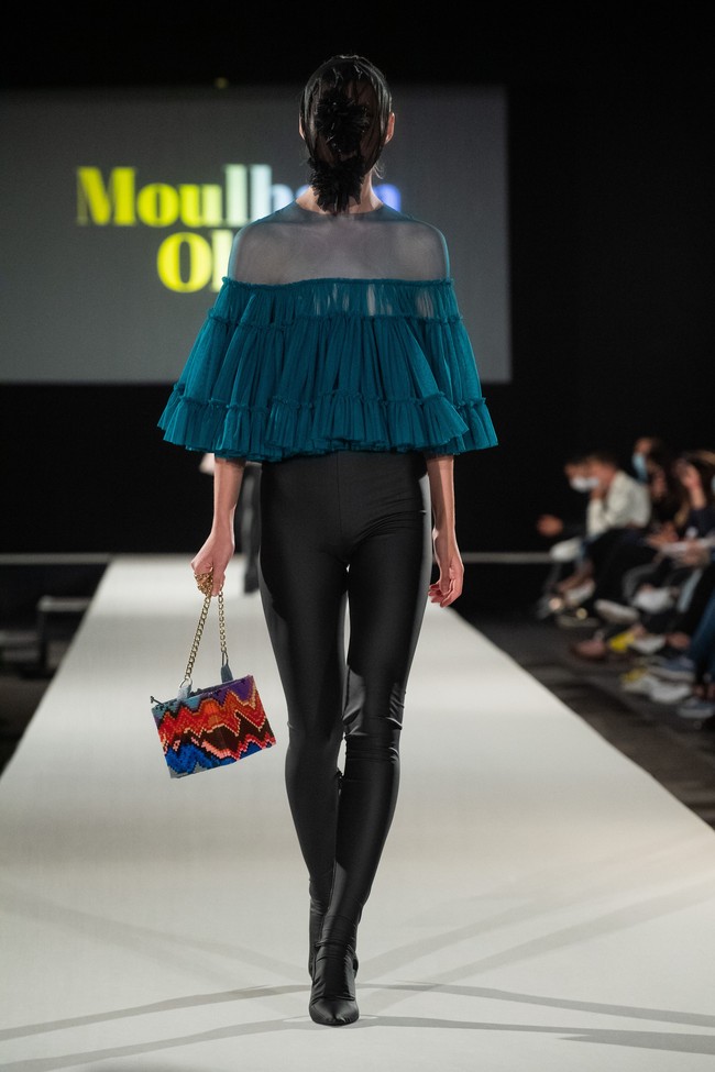 Desainer Moulham Obid menampilkan koleksi bertema polusi di Vienna Fashion Week 2020, 8 September 2020. Para model pun tampil dengan wajah, termasuk matanya tertutup masker. [Foto: Thomas Kronsteiner/Getty Images].