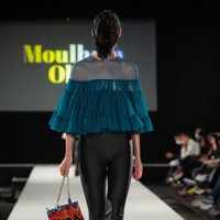 Desainer Moulham Obid menampilkan koleksi bertema polusi di Vienna Fashion Week 2020, 8 September 2020. Para model pun tampil dengan wajah, termasuk matanya tertutup masker. [Foto: Thomas Kronsteiner/Getty Images].