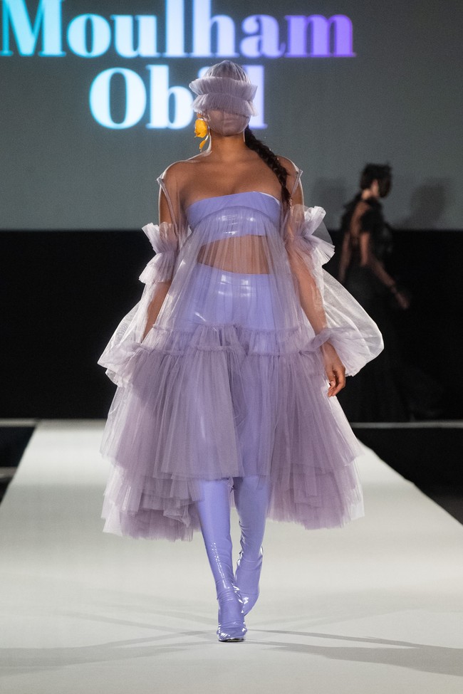 Desainer Moulham Obid menampilkan koleksi bertema polusi di Vienna Fashion Week 2020, 8 September 2020. Para model pun tampil dengan wajah, termasuk matanya tertutup masker. [Foto: Thomas Kronsteiner/Getty Images].