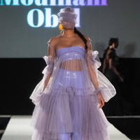 Desainer Moulham Obid menampilkan koleksi bertema polusi di Vienna Fashion Week 2020, 8 September 2020. Para model pun tampil dengan wajah, termasuk matanya tertutup masker. [Foto: Thomas Kronsteiner/Getty Images].