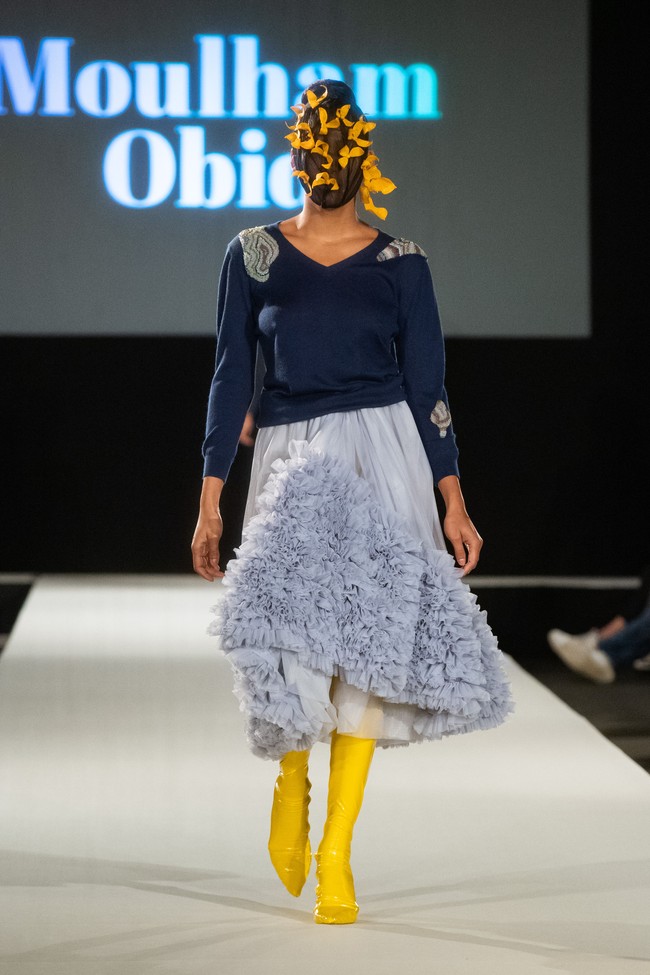Desainer Moulham Obid menampilkan koleksi bertema polusi di Vienna Fashion Week 2020, 8 September 2020. Para model pun tampil dengan wajah, termasuk matanya tertutup masker. [Foto: Thomas Kronsteiner/Getty Images].