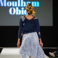 Desainer Moulham Obid menampilkan koleksi bertema polusi di Vienna Fashion Week 2020, 8 September 2020. Para model pun tampil dengan wajah, termasuk matanya tertutup masker. [Foto: Thomas Kronsteiner/Getty Images].