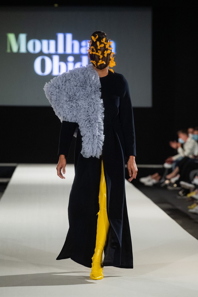 Desainer Moulham Obid menampilkan koleksi bertema polusi di Vienna Fashion Week 2020, 8 September 2020. Para model pun tampil dengan wajah, termasuk matanya tertutup masker. [Foto: Thomas Kronsteiner/Getty Images].