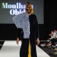 Desainer Moulham Obid menampilkan koleksi bertema polusi di Vienna Fashion Week 2020, 8 September 2020. Para model pun tampil dengan wajah, termasuk matanya tertutup masker. [Foto: Thomas Kronsteiner/Getty Images].