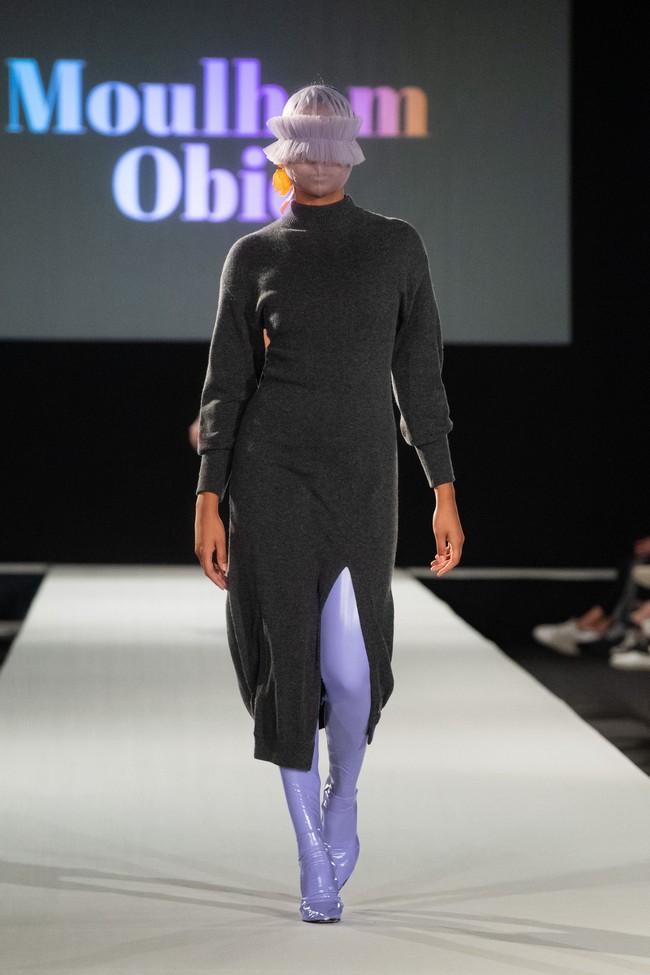 Desainer Moulham Obid menampilkan koleksi bertema polusi di Vienna Fashion Week 2020, 8 September 2020. Para model pun tampil dengan wajah, termasuk matanya tertutup masker. [Foto: Thomas Kronsteiner/Getty Images].