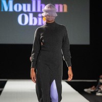 Desainer Moulham Obid menampilkan koleksi bertema polusi di Vienna Fashion Week 2020, 8 September 2020. Para model pun tampil dengan wajah, termasuk matanya tertutup masker. [Foto: Thomas Kronsteiner/Getty Images].