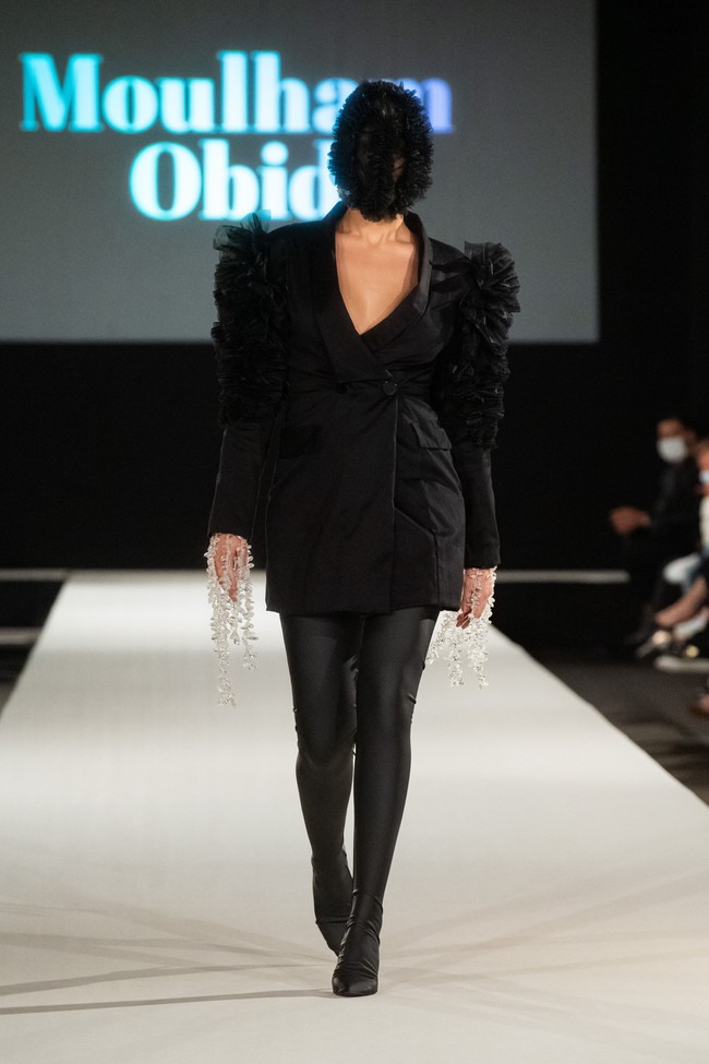 Desainer Moulham Obid menampilkan koleksi bertema polusi di Vienna Fashion Week 2020, 8 September 2020. Para model pun tampil dengan wajah, termasuk matanya tertutup masker. [Foto: Thomas Kronsteiner/Getty Images].