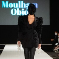 Desainer Moulham Obid menampilkan koleksi bertema polusi di Vienna Fashion Week 2020, 8 September 2020. Para model pun tampil dengan wajah, termasuk matanya tertutup masker. [Foto: Thomas Kronsteiner/Getty Images].