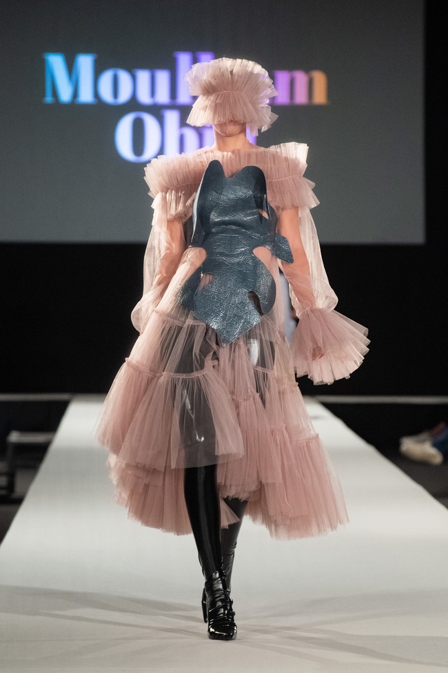 Desainer Moulham Obid menampilkan koleksi bertema polusi di Vienna Fashion Week 2020, 8 September 2020. Para model pun tampil dengan wajah, termasuk matanya tertutup masker. [Foto: Thomas Kronsteiner/Getty Images].