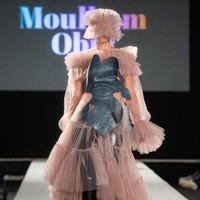 Desainer Moulham Obid menampilkan koleksi bertema polusi di Vienna Fashion Week 2020, 8 September 2020. Para model pun tampil dengan wajah, termasuk matanya tertutup masker. [Foto: Thomas Kronsteiner/Getty Images].