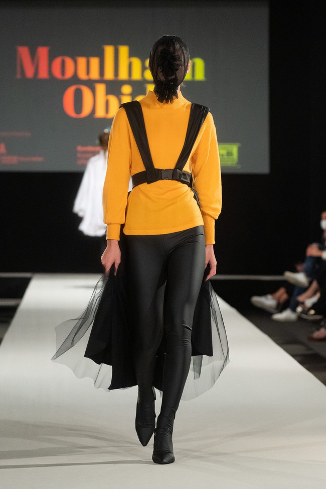 Desainer Moulham Obid menampilkan koleksi bertema polusi di Vienna Fashion Week 2020, 8 September 2020. Para model pun tampil dengan wajah, termasuk matanya tertutup masker. [Foto: Thomas Kronsteiner/Getty Images].