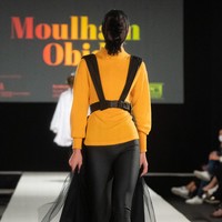 Desainer Moulham Obid menampilkan koleksi bertema polusi di Vienna Fashion Week 2020, 8 September 2020. Para model pun tampil dengan wajah, termasuk matanya tertutup masker. [Foto: Thomas Kronsteiner/Getty Images].