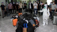 Tim gugus tugas penanganan COVID-19 Kabupaten Nagan Raya melakukan penyemprotan disinfektan barang bawaan Tenaga Kerja Asing (TKA) asal China saat tiba di Bandar Udara Cut Nyak Dhien Kabupaten Nagan Raya, Aceh.