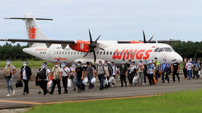 Foto Puluhan TKA China Tiba di Aceh Sebanyak 41 TKA asal China tiba di Kabupaten Nagan Raya, Aceh, Jumat (11/9). Kedatangan mereka untuk bekerja di proyek Pembangkit Listrik Tenaga Uap (PLTU).
