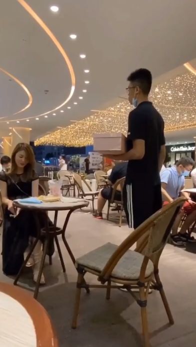Gagal Pakai Pisang, Pria Ini Kembali Nyatakan Cinta Pakai Ayam Mentah