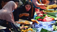 Setelah sesajen dilarung, kemudian digelar doa bersama. Masyarakat membawa nasi tumpeng. Makanan ditaruh di tengah, semua duduk melingkar lalu memanjatkan doa.