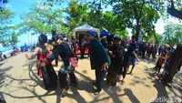 Karena jenis tarian massal ini sanggup membuat semua yang hadir ikut menari mengikuti irama ketuk tilu dan lengkingan vokal sinden.