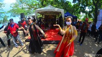 Di akhir acara musik ketuk tilu kembali dimainkan, penari ronggeng beraksi diikuti oleh semua yang hadir. Tarian ronggeng gunung yang menjadi seni khas Pangandaran menjadi penutup yang mantap.