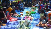 Usai berdoa, semua makan bersama, balakecrakan, saling mencicipi makanan yang dibawa. Semua larut dalam keakraban dan kebersamaan.