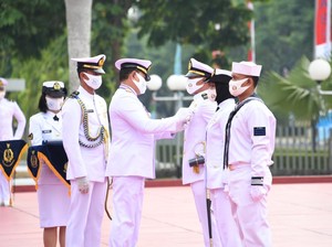 HUT TNI AL Ke-75, Tiga Prajurit Terima Satyalancana Kesetiaan