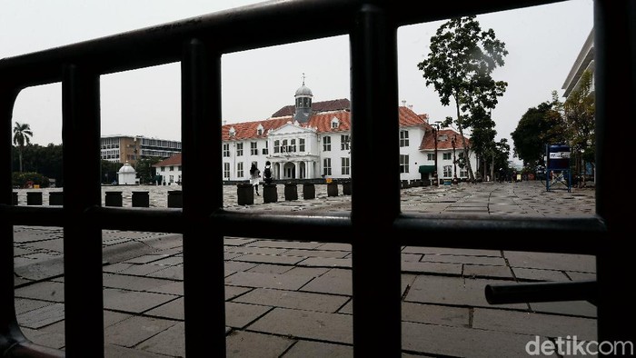 Gubernur DKI Jakarta Anies Baswedan tarik rem darurat guna tekan kasus COVID-19 di Ibu Kota. Sejumlah tempat wisata akan ditutup kembali guna cegah virus Corona