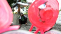 Kondisi tersebut dikeluhkan oleh para penyedia jasa sewa sepeda hias di kawasan Kota Tua Jakarta. Mereka mengatakan penghasilan mereka menurun imbas pandemi COVID-19 yang melanda wilayah Ibu Kota.