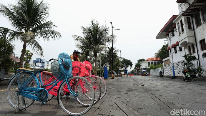 Pembatasan aktivitas imbas pandemi COVID-19 berdampak besar bagi sektor pariwisata. Efek domino terasa saat sejumlah usaha di area tempat wisata ikut terdampak.