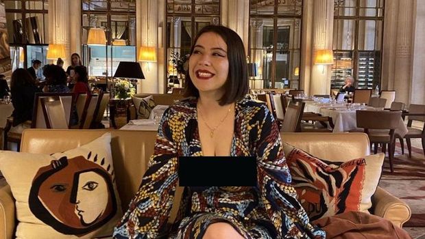 Jeane berpose dengan gaun yang membuatnya ditolak masuk Musee d'Orsey.