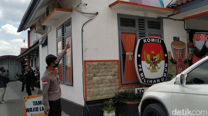 Kantor kpu kota blitar didatangi polisi