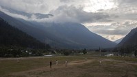 Kashmir merupakan negara bagian dari India dengan Ibukotanya Srinagar. Berbatasan langsung dengan Cina pada bagian utara dan timur serta Pakistan pada bagian baratnya. Kashmir merupakan lembah yang sangat subur di balik deretan Pegunungan Himalaya. AP Photo/Mukhtar Khan  