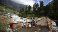 Srinagar menjadi salah satu primadona di Kashmir. Wilayahnya dikelilingi pengunungan hijau dan danau Dal Lake. AP Photo/Mukhtar Khan  