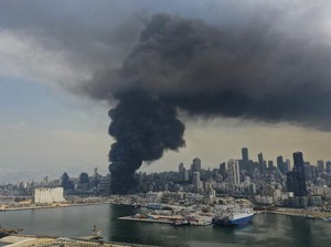 Kebakaran Besar di Pelabuhan Beirut Bikin Panik Warga Lebanon