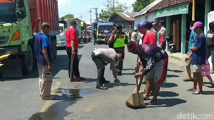 Kecelakaan beruntun yang melibatkan 5 kendaraan terjadi di Jalan Raya Gatot Subroto, Kota Pasuruan. Seorang wanita tewas dalam kecelakaan ini.