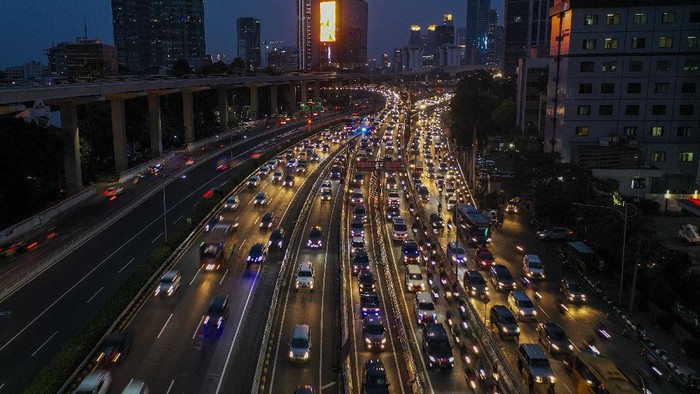 Foto aerial suasana kendaraan yang terjebak macet di Jalan Tol Cawang-Grogol, Jakarta, Jumat (11/9/2020). Pemprov DKI Jakarta akan kembali menerapkan Pembatasan Sosial Berskala Besar (PSBB) total mulai Senin 14 September 2020, yang diiringi menghentikan sementara kebijakan ganjil genap dan akan dilakukan pembatasan transportasi umum serta jumlah penumpang kendaraan. ANTARA FOTO/Galih Pradipta/foc.